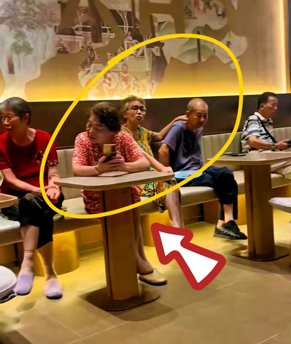 为什么瑞幸看不到蹭空调的老年人？学学瑞幸，空调开到最低，进门有风，老年人体质差待