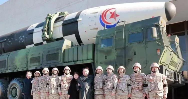 为什么朝鲜拥核成功，而伊朗却不得不弃核跪求美国，两者最大的区别就在那里？回想1