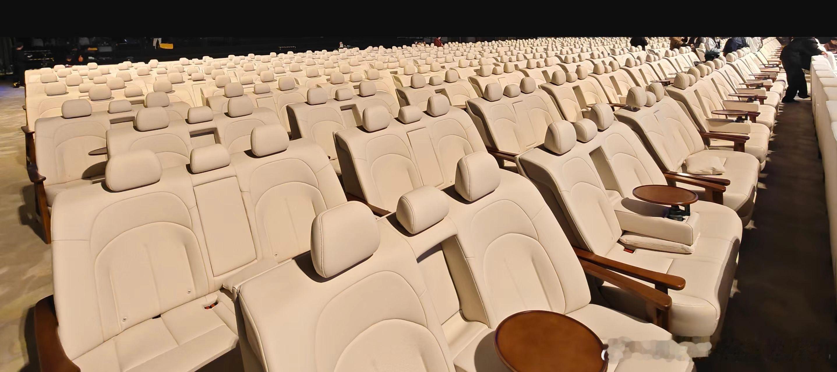 东风日产真的开沙发厂了什么叫下血本？？日产N6今晚发布会，现场已经布置好了，座