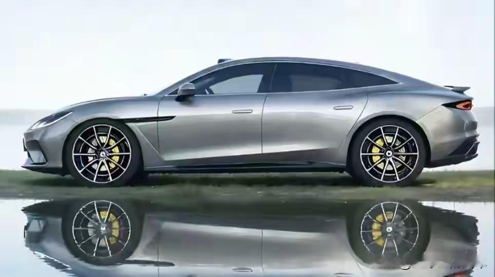 方程豹，也要出轿车了？1、想当初方程豹是照着长城坦克走的SUV越野路线，如今