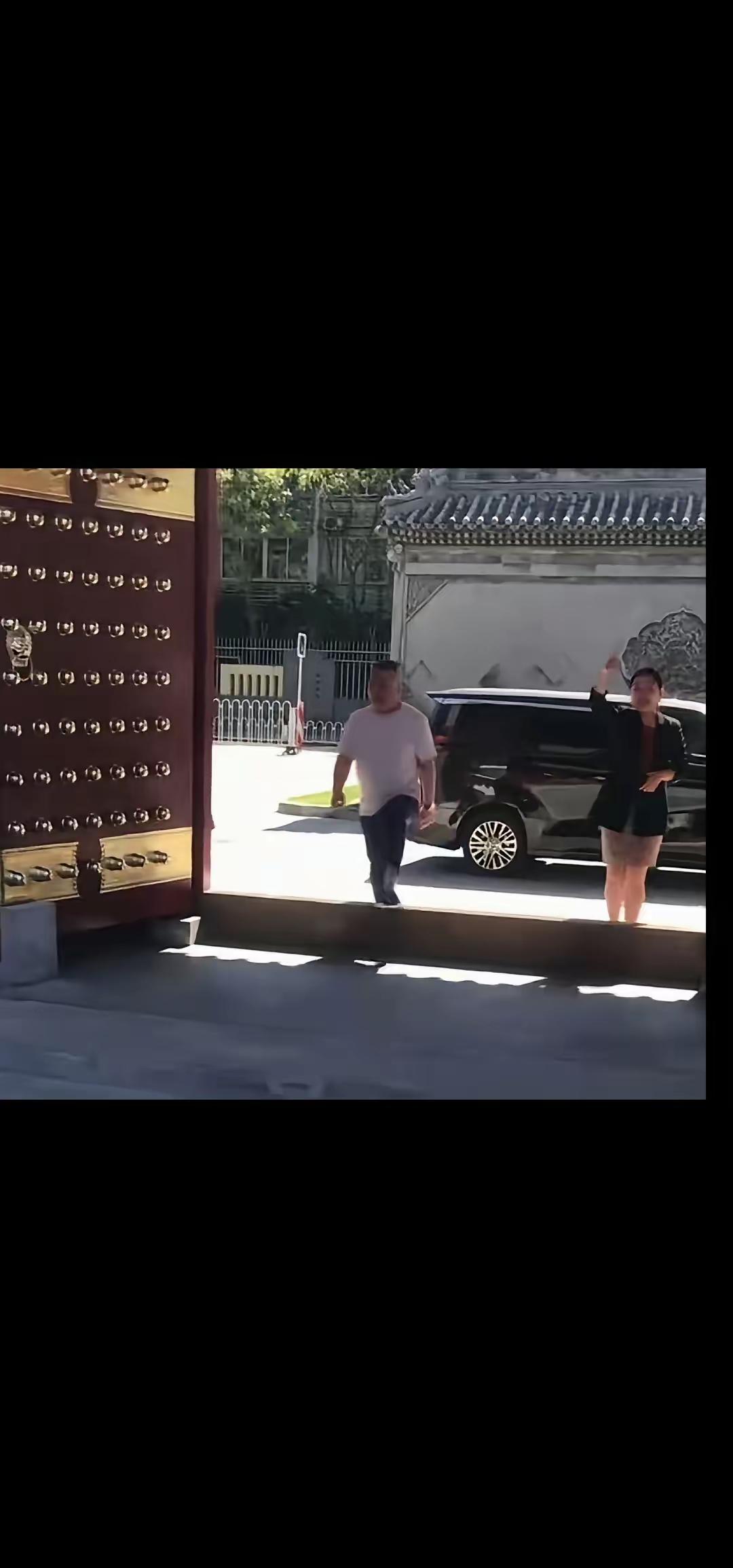 首先映入眼帘的竟然是郭德纲家的大门。这让我仿佛走进故宫的感觉，唯一就门钉是白