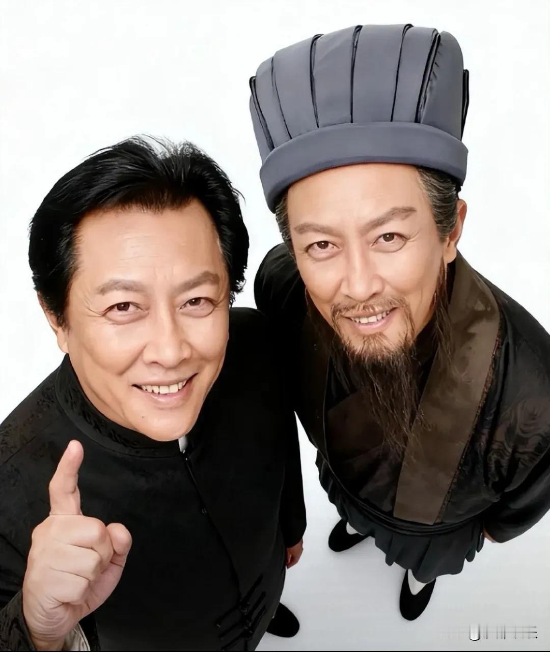 惊闻张中一导演去世，唐国强发文怀念。看到“卧龙吊孝”几个字，回忆立刻拉满。当年这