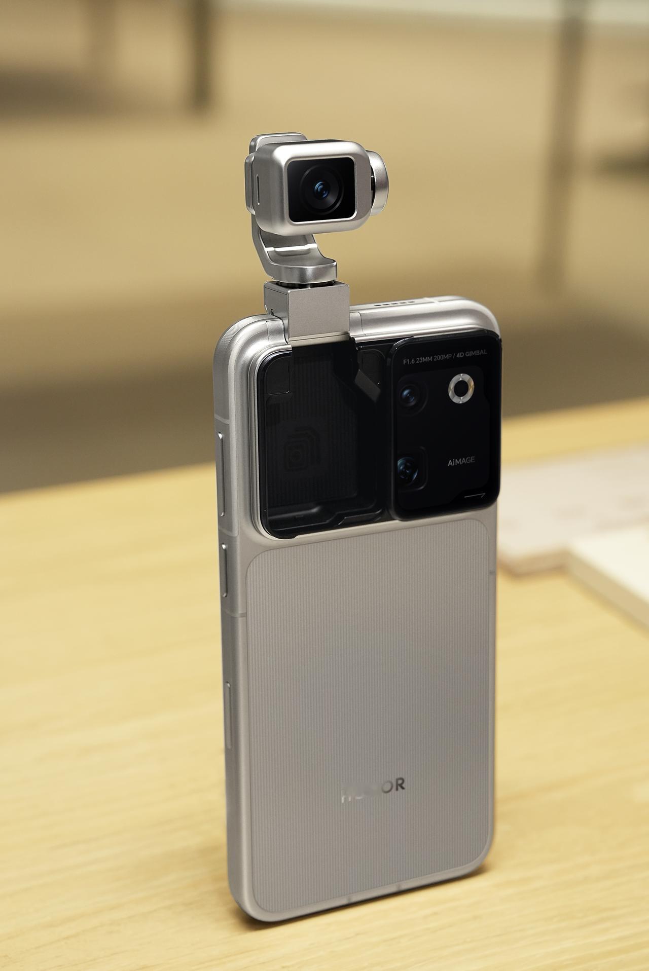 手机能摇头摆手，还能自己搞定一连串任务？荣耀RobotPhone把交互玩出了新