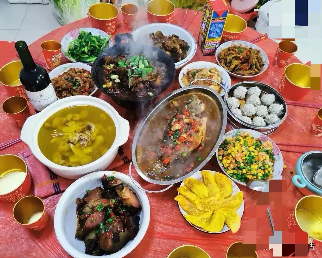 苏州有个女老板，发现车间温度飚到了四十多度，风扇根本不管用，但停工呢又影响进度。