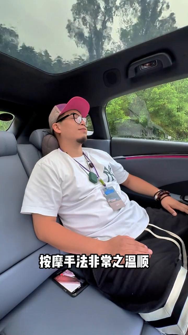内饰方面取消仪表盘，首次搭配87英寸华为联合打造ARHUD，支持车道级导航投屏