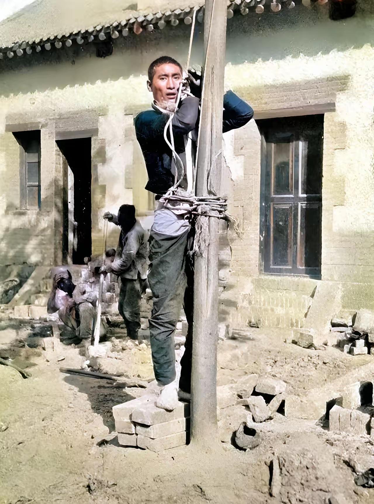 这是1920年代河南一个身量很高，长相帅气的小偷被抓后被捆在一根木桩上曝晒。因为