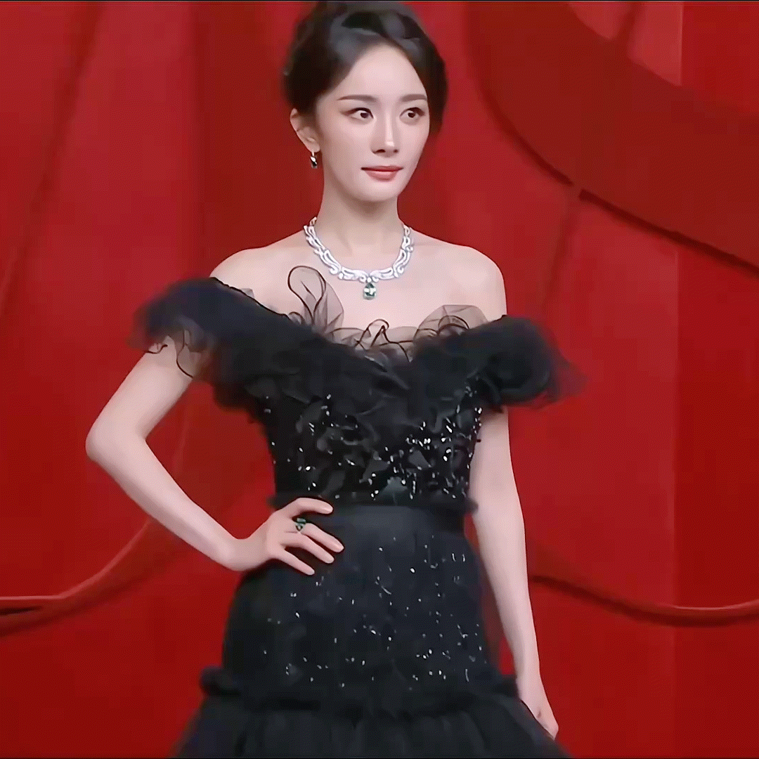 杨幂躲镜头杨幂红毯上，女王的一颦一笑皆是优雅高贵😘​​​