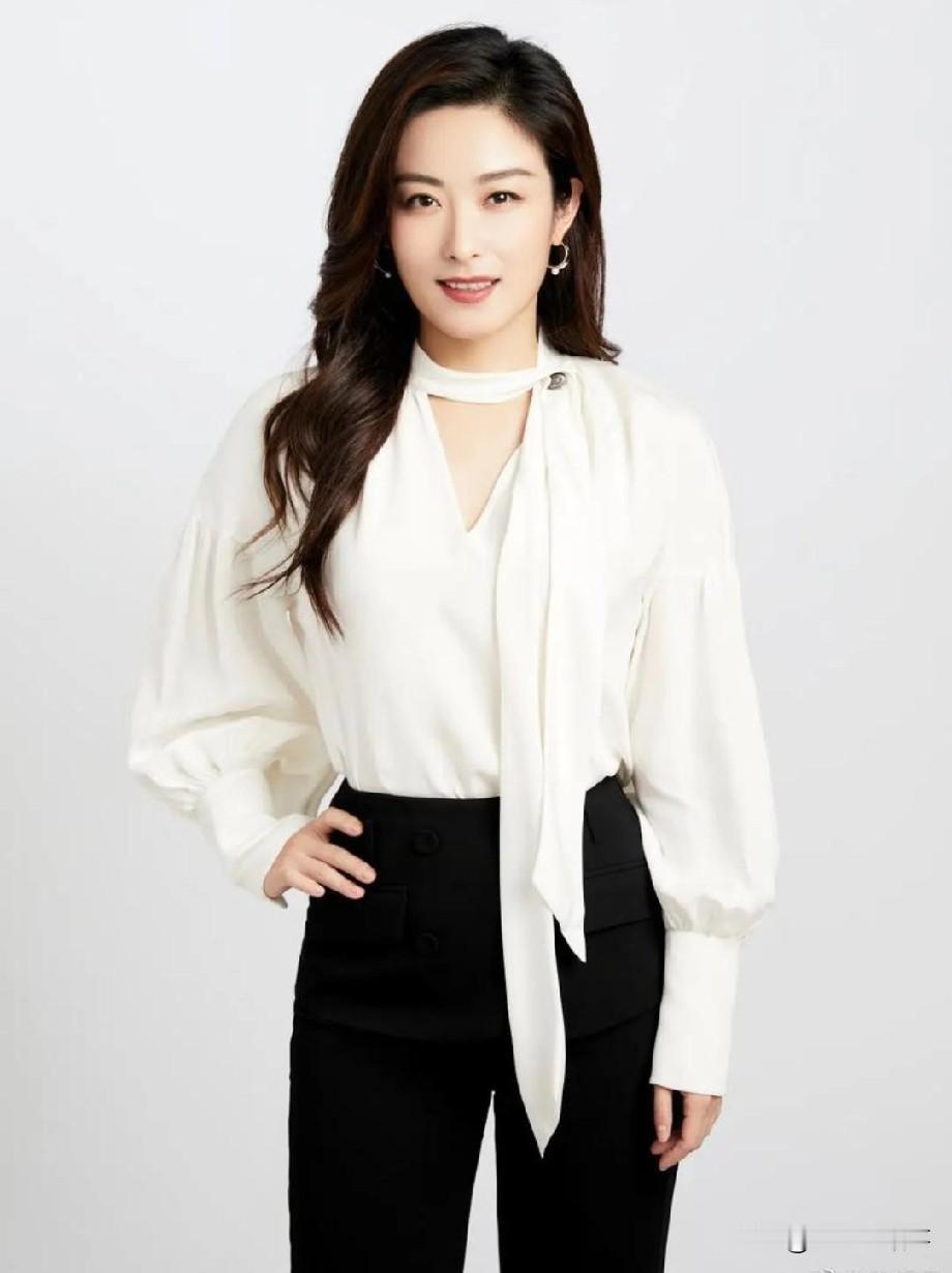 娱乐圈里有个女演员叫徐百慧，今年已经42岁了，从2002年中戏毕业就开始拍戏，二