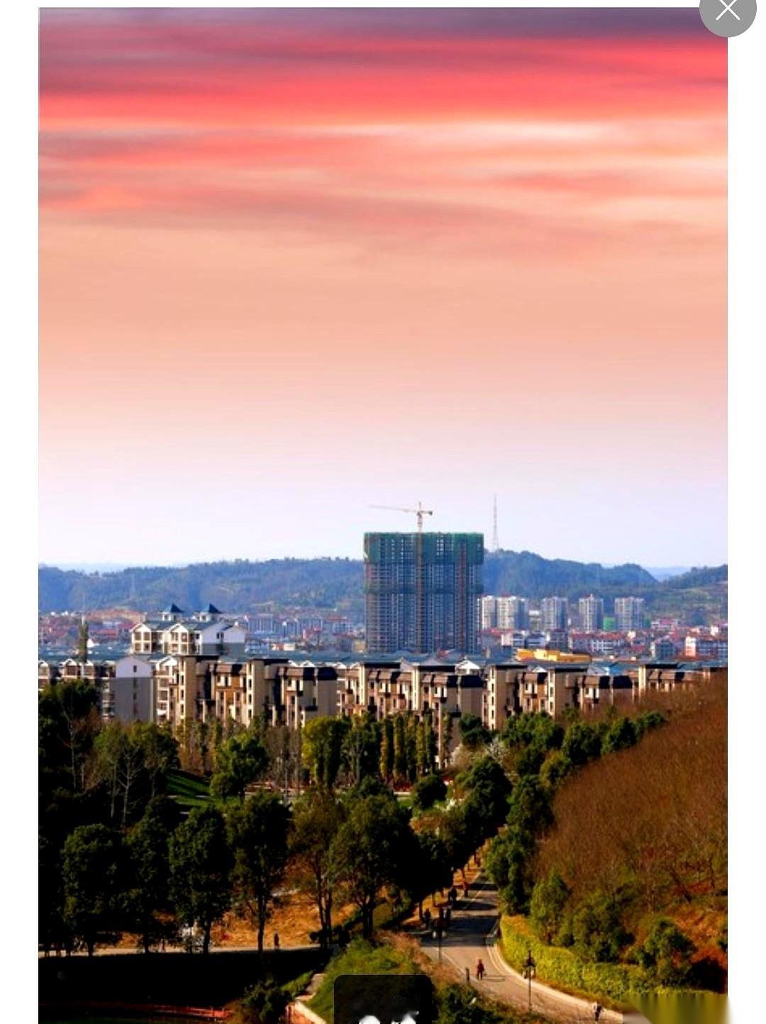 左肩膀疼了几天，人就没了。38岁。救护车上，她死死攥着8岁女儿的手，眼泪往下