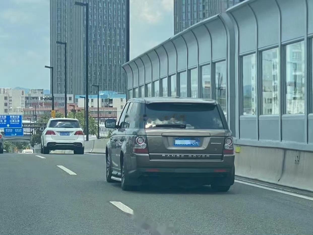 路虎也玩低趴？？？不会是空悬那啥了吧？？