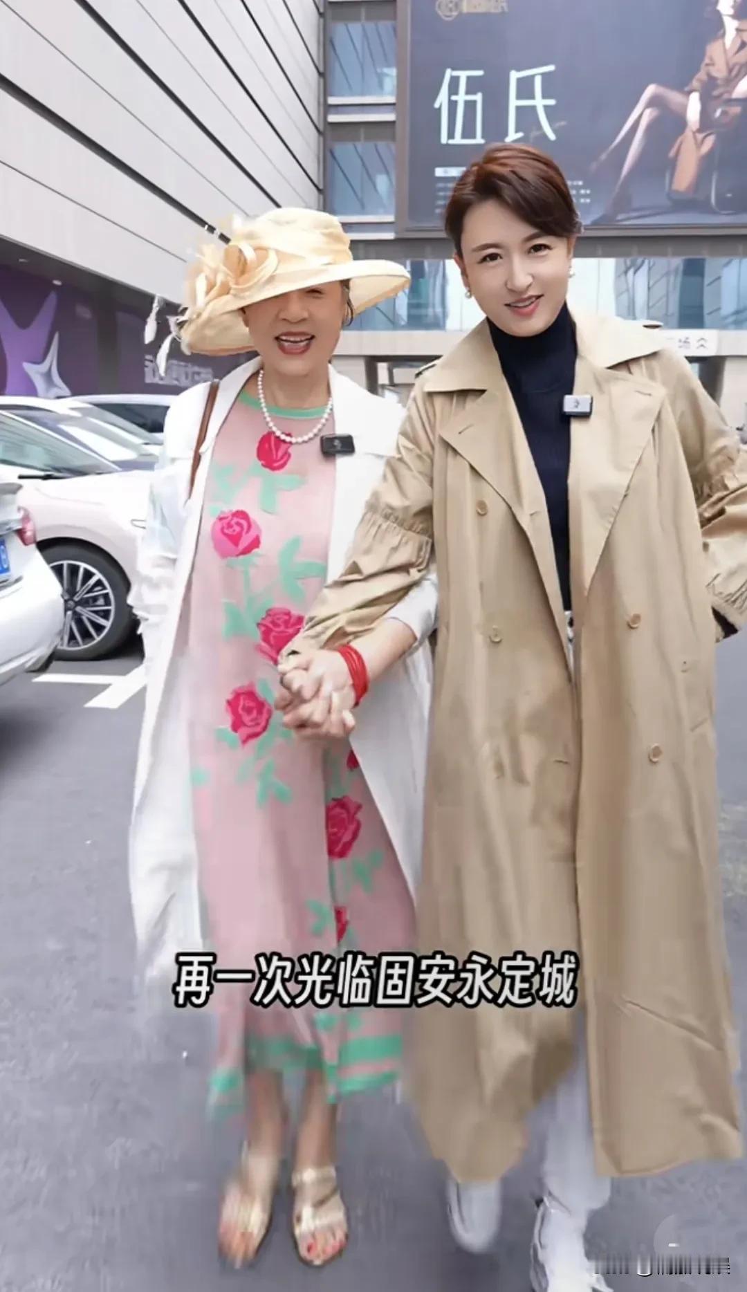 总算知道央视主持人张蕾为啥那么漂亮、有气质了，原来是遗传啊！张蕾带着70多的妈