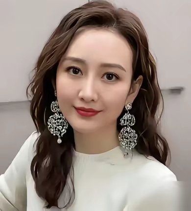 随礼砸下66万现金坐主桌，转头钻进别的女人车里密会3小时。你以为这又是一出女星苦守渣男的狗血剧？王鸥
