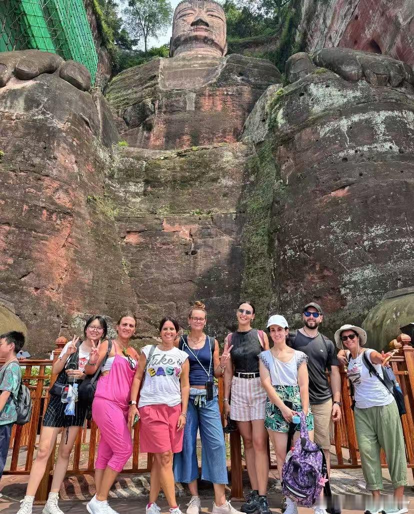 老外来中国旅游已经这么卷了外国朋友们，千万万万亿万不要选择在中国人民放假的时候来