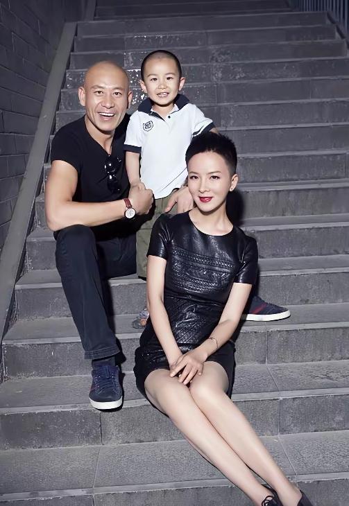 演员师小红一家合照太吸睛！妻子谢兰气质温婉知性，颜值依旧在线。儿子长相复刻父亲，