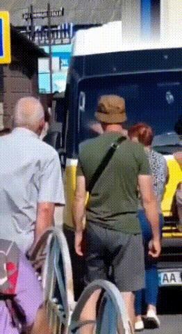 乌克兰老母亲哭嚎追赶征兵车，试图救出儿子，最终倒地抢救无效身亡。这段7月8日发生