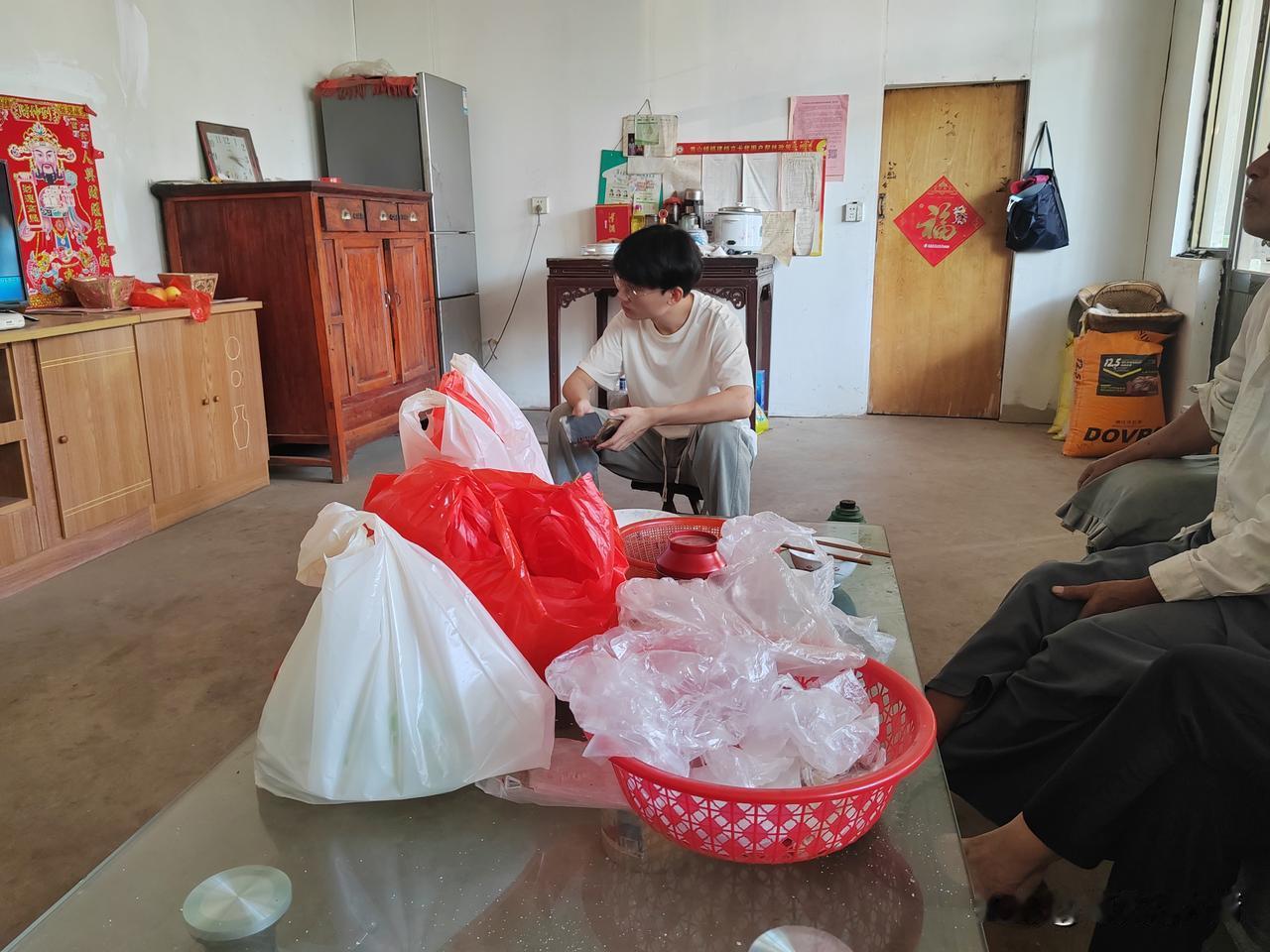 终于到家了，昨天晚上落地上海浦东机场时，已经是晚上10点多了，办完关，提取行李出