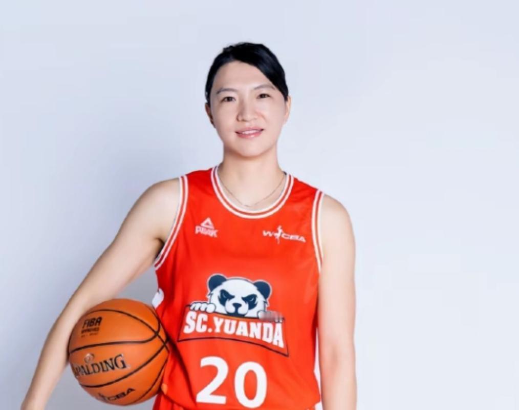 张王来是四川三人女篮的核心！张王来，四川女篮很多球迷爱称她为“来总”。自从她