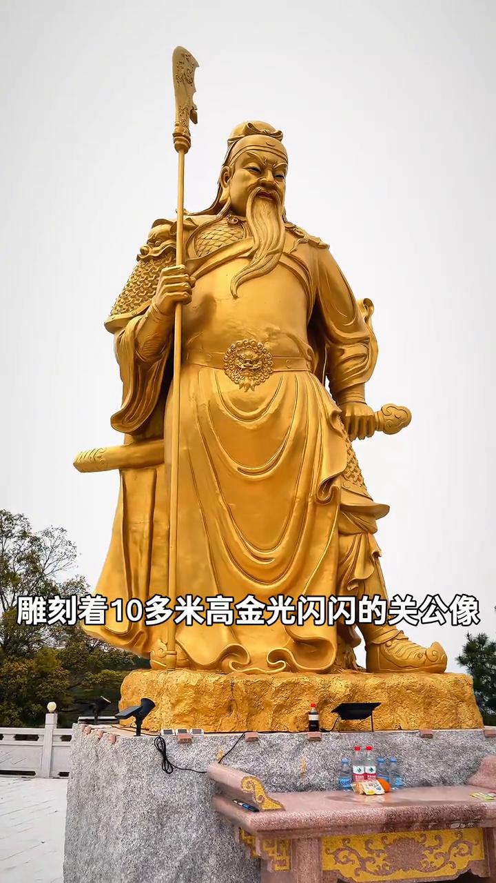 看我身后是几十米高的观音像，信众为何给他建个八角亭？这么高的关公为何在观音旁边？