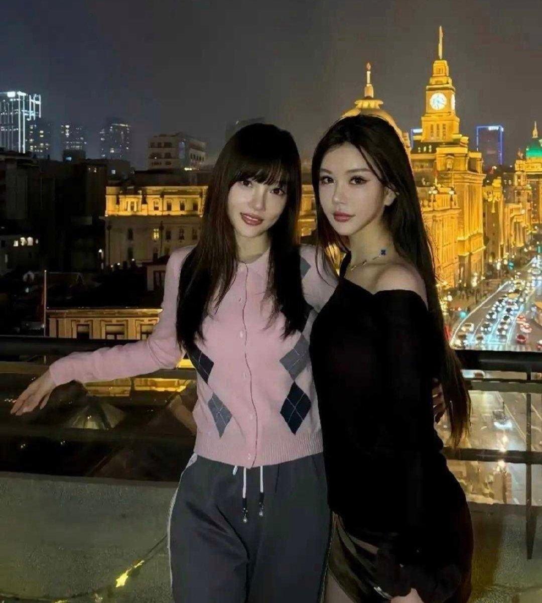 44岁的李小璐现身上海，和闺蜜相约高档督厅聚餐。她身着粉色菱格针织开衫，搭配空气刘海，少女感十足。​