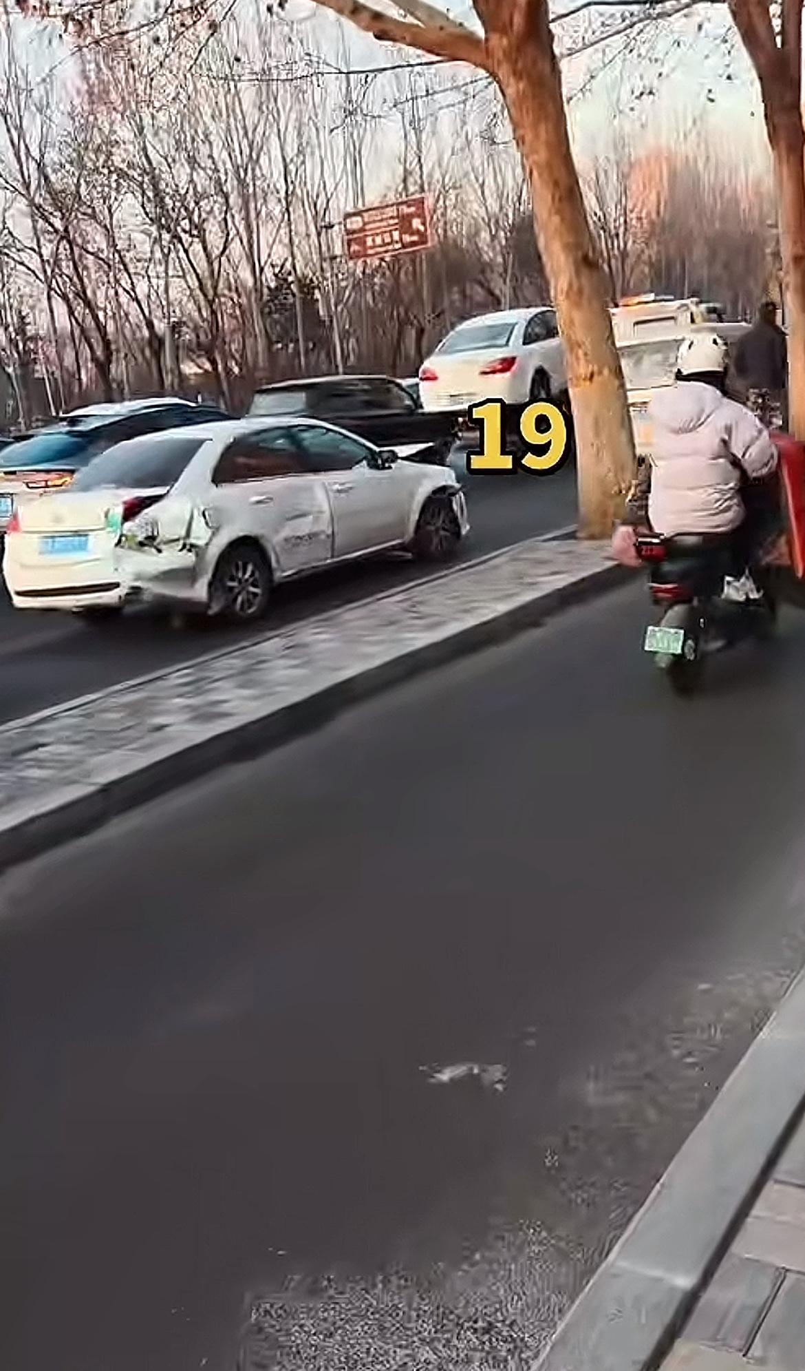 石家庄北二环38车连撞，冬天开车千万加小心！这两天庄里天气可真冷，不少人开始