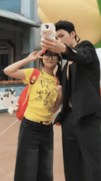 沈阳社交悍匪把游乐园NPC整害羞了果然到哪都不能小看东北人！游乐园里直接公主抱肌