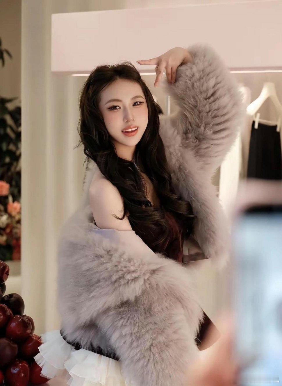 有钱人追星有多容易？看这位妹子就知道了！为了和赵露思同场看秀，半年内在该品牌消