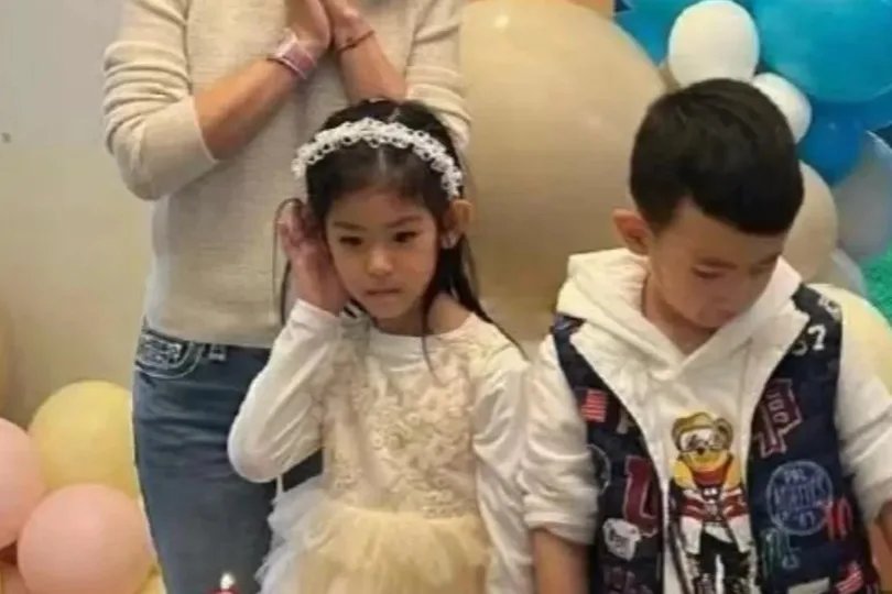 霍建华夫妇带女儿街头散步，女儿继承了爸爸的五官，以后一定是美人！​
