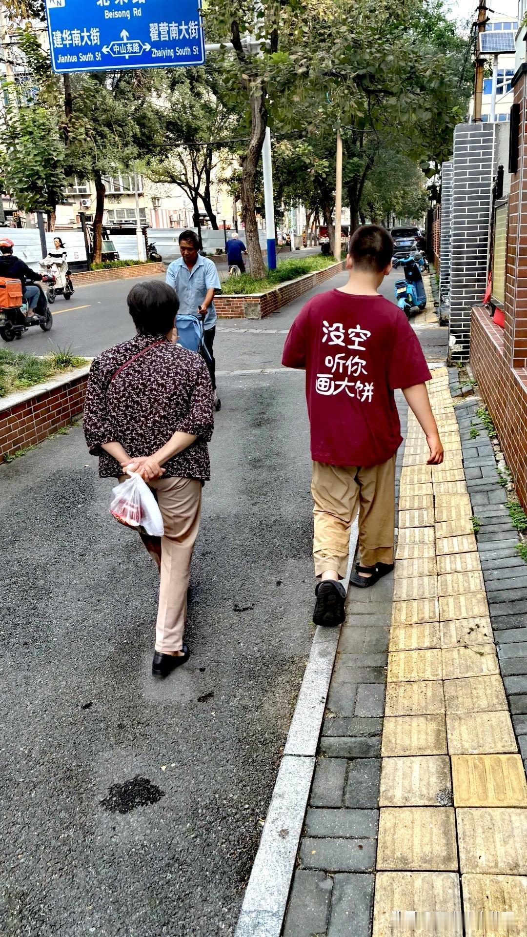 石家庄街头偶遇红衣小伙！不得不佩服，现在年轻的心态真好！不服就怼回去！想想我们这