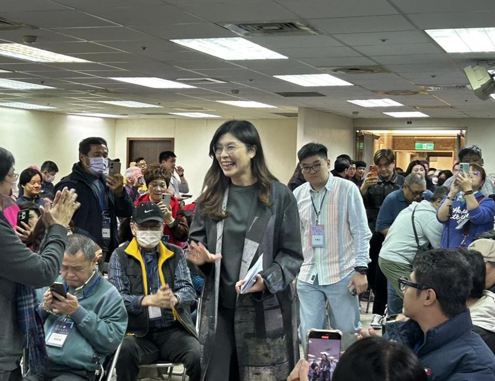 赖清德今天碰瓷郑丽文，被郑丽文骂得灰头土脸，足可以让赖清德气得吐血，赖清德如果还