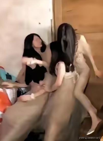 堪称自作自受！一场接亲现场，5名伴娘堵门索要红包，每人999元。新郎认为要
