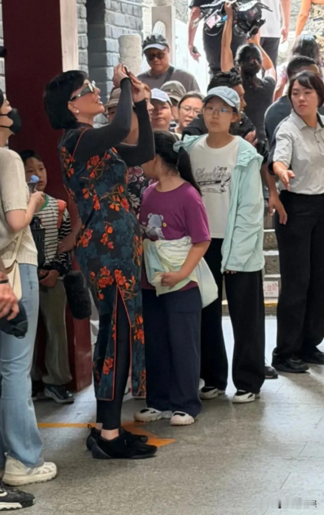 卡戴珊一家来中国，背后肯定有华人指点，做过功课的，“旗袍和长城”，这两个中国元素