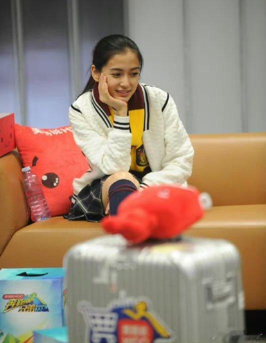 杨颖以前录节目是没有造型师的，头发基本上自己随手扎的​​​