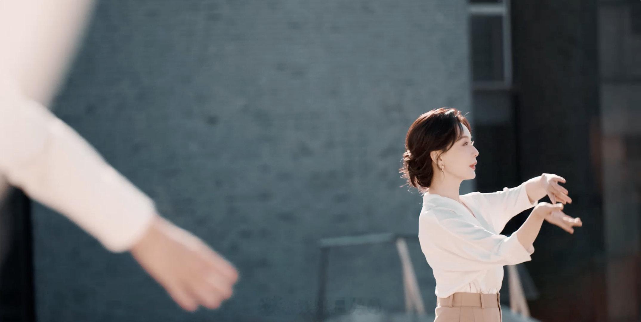 陈数秋日出行松弛感品牌选陈数当出行搭档代言人太会了！她优雅知性的形象，恰好匹配