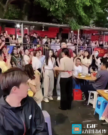 我想知道这段戏有没有剪到剧里？戏里刘宇宁带着王子文去饭店吃饭，他的粉丝手里都快举