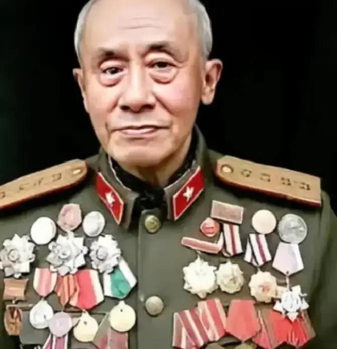 1938年，几十名日军正在河中央洗澡，被一名路过的八路军发现，本以为他会偷偷报告