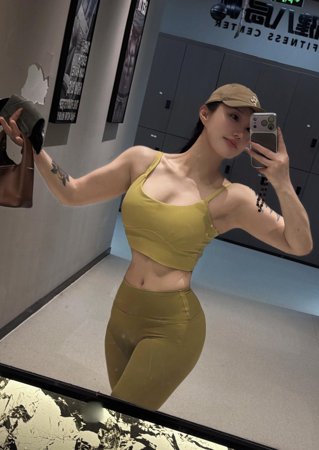 打卡健身房，元气满满的一天！💪🏋️‍♀️女生为何不能穿着瑜伽裤去爬山?瑜伽
