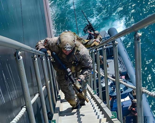 美军强行截停伊朗货船，直接现场销毁整船的导弹固体燃料，扬长而去！《华尔街日报》