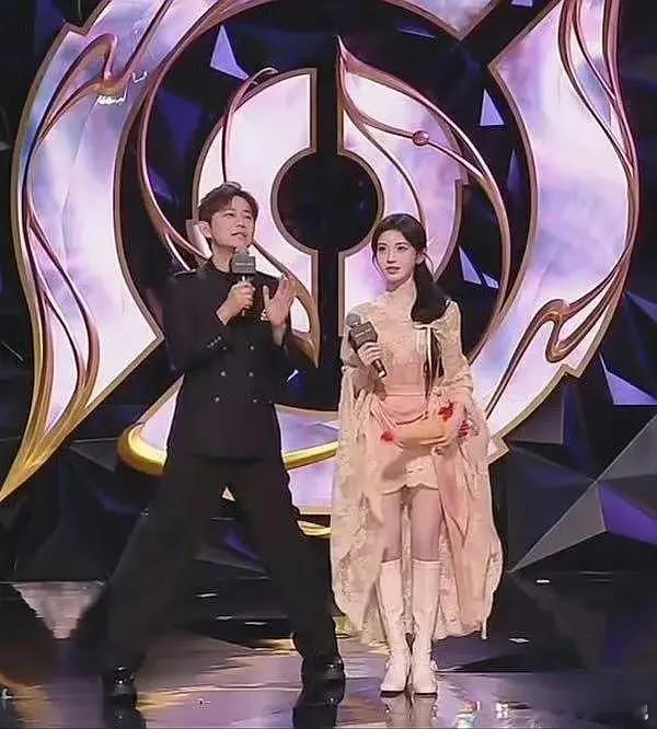 何老师成巨人了​​​