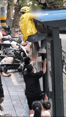 “没想到上人民日报了！”一个外卖小哥送餐途中突然爬上公交站棚顶，走近一看吓了一跳