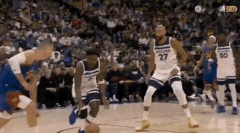 建议约老师好好练一下身体，太瘦了，这么大高个体重明显不够，华子运个球被他撞了一下