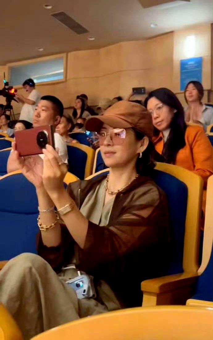 章子怡这次真没缺席，只是镜头没拍到而已。醒醒参加钢琴比赛，汪峰前一天连发两条视