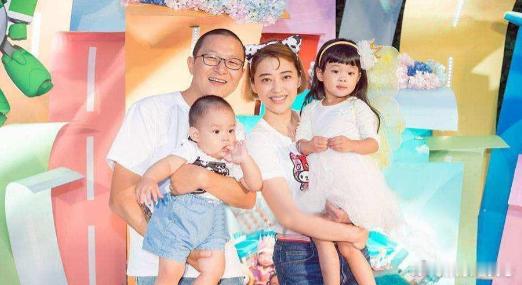2013年，梅婷生孩子时羊水栓塞，生命垂危，医生问家属：“救大人还是救孩子？”关