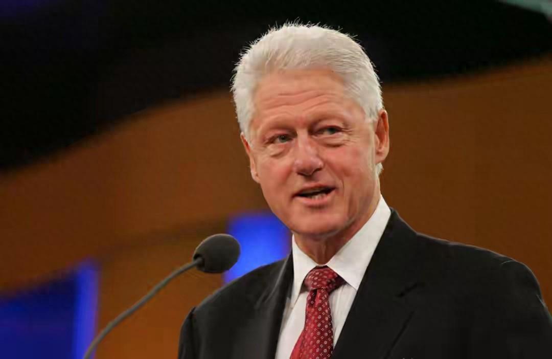 克林顿，美国那位九十年代意气风发的总统，最近在纽约的一场闭门对话会上，他坦言，美