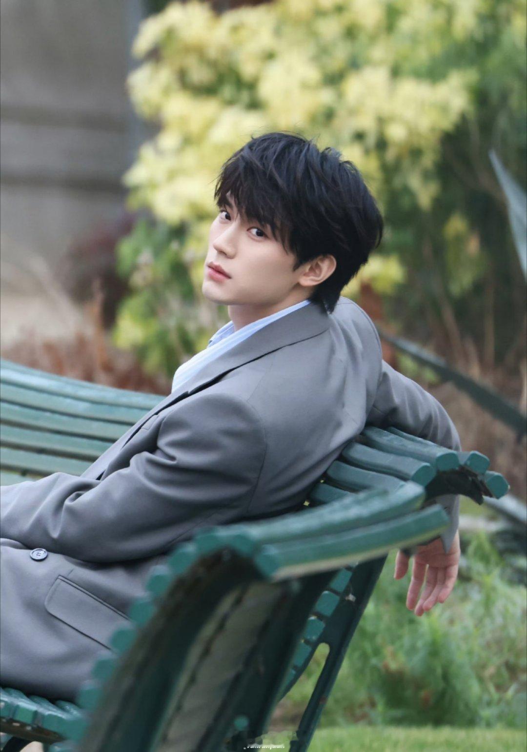 一起来看看周翊然的巴黎时装周饭拍图，还蛮有偶像剧男主的感觉啊，年轻就是耐看，你爱