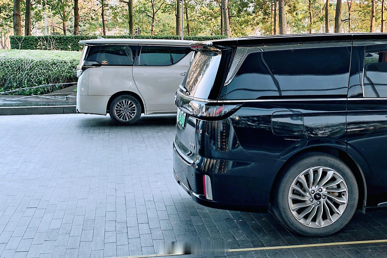 酒店门口随手拍一张MPV广州