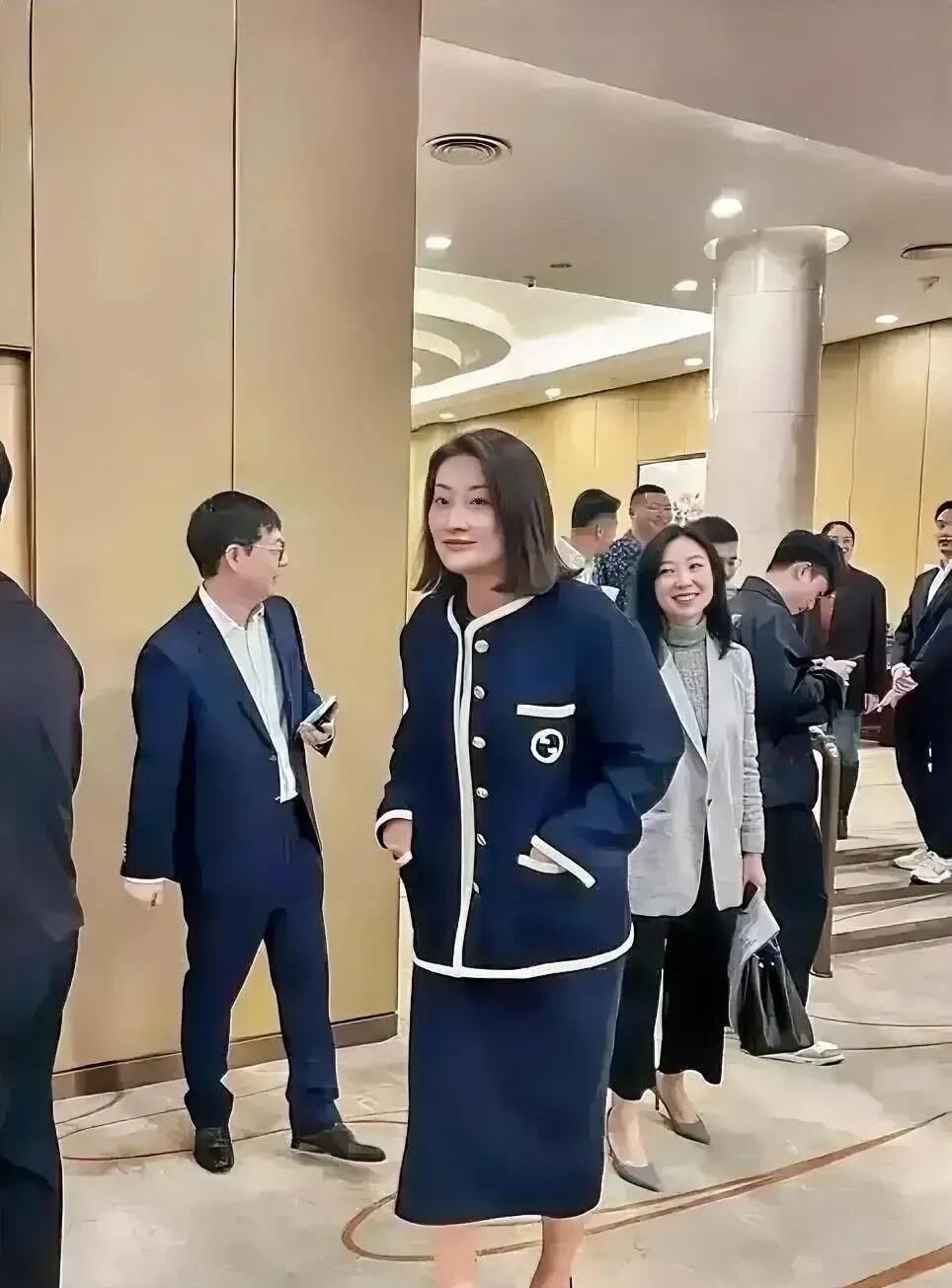 说实话，她确实长相和漂亮二字根本沾不到边，甚至不在美女的行列中，不过43岁的她挺