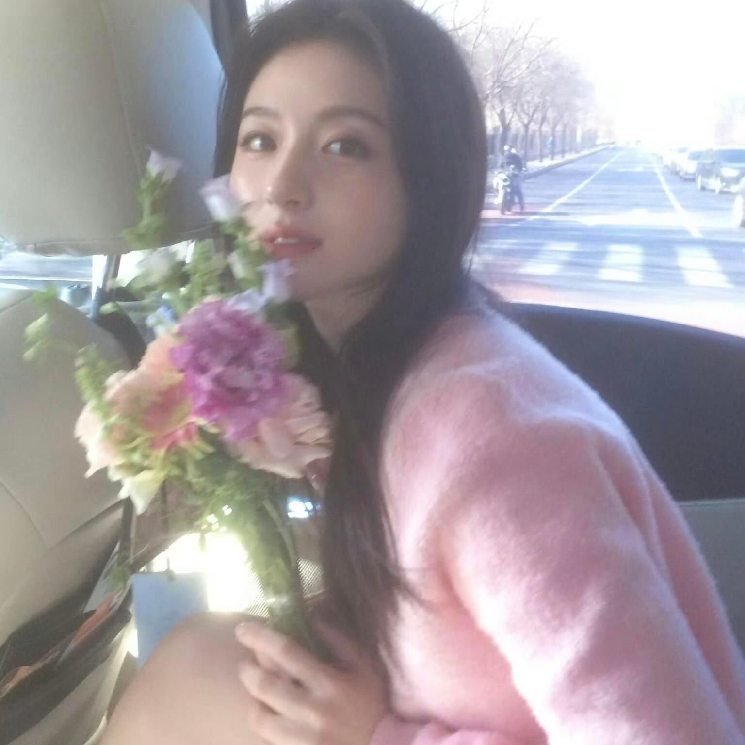 李兰迪真的美到心巴上了！戴眼镜那几张完全是高智感学姐本人嘛，阳光打在头发上的