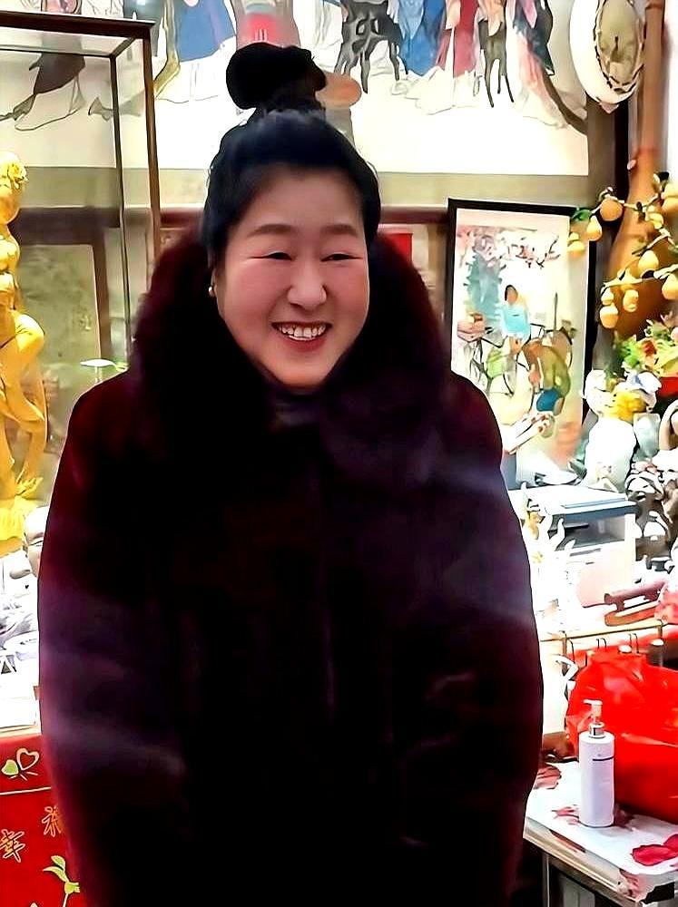 老婆偷偷开直播，大衣哥直接把手机砸了，一次不行砸两次。他撂下一句话，咱家不