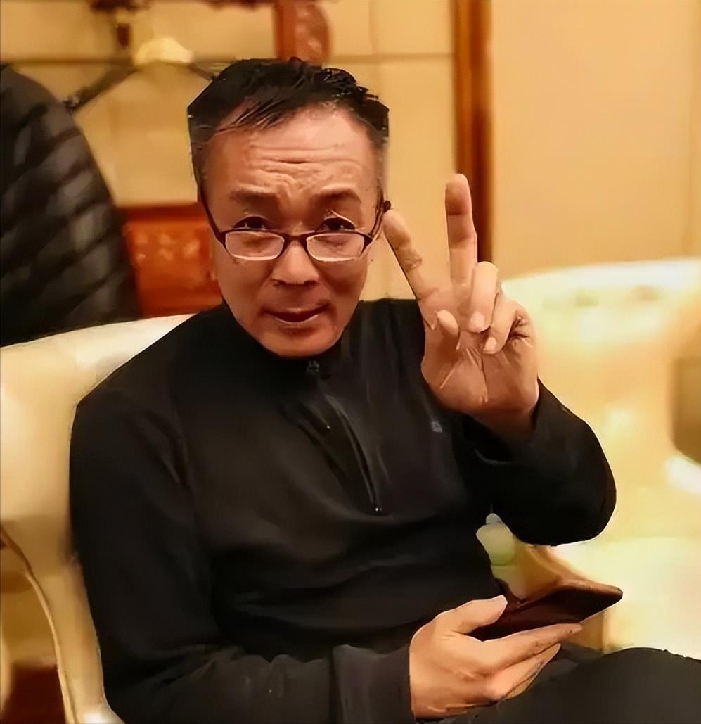 谢园说，有一回圈里聚完餐，一位名气挺大的李姓男演员，席间拍着胸脯说这顿他请。结果