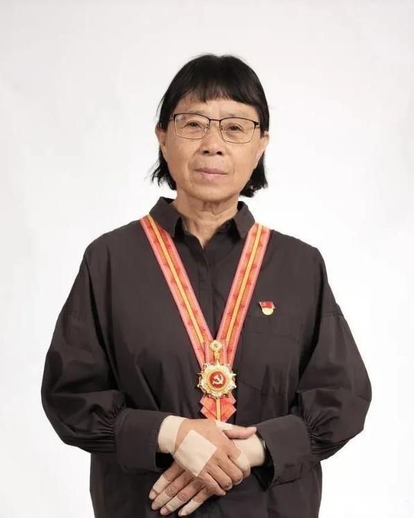 云南的大山深处，层峦叠嶂间藏着无数村庄。这里的清晨总笼罩着<em>薄雾</em>，鸡鸣声在沟壑间